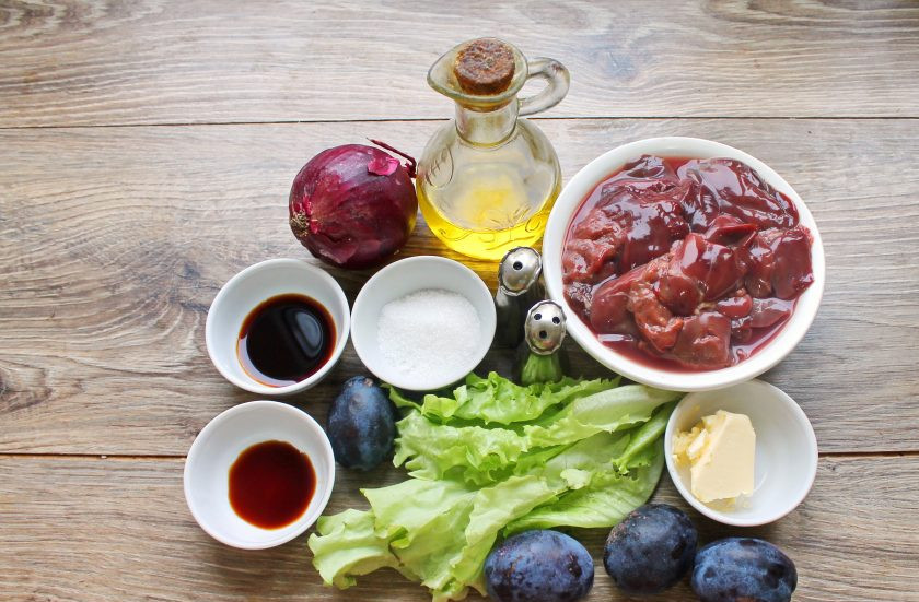 1. Этап. Салат с печенью и карамелизированными сливами: Подготовьте все необходимые ингредиенты для приготовления салата с печенью и карамелизированными сливами.