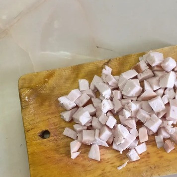 1. Этап. Салат с фасолью, грибами и курицей: Куриную грудку нарезать средними кубиками.