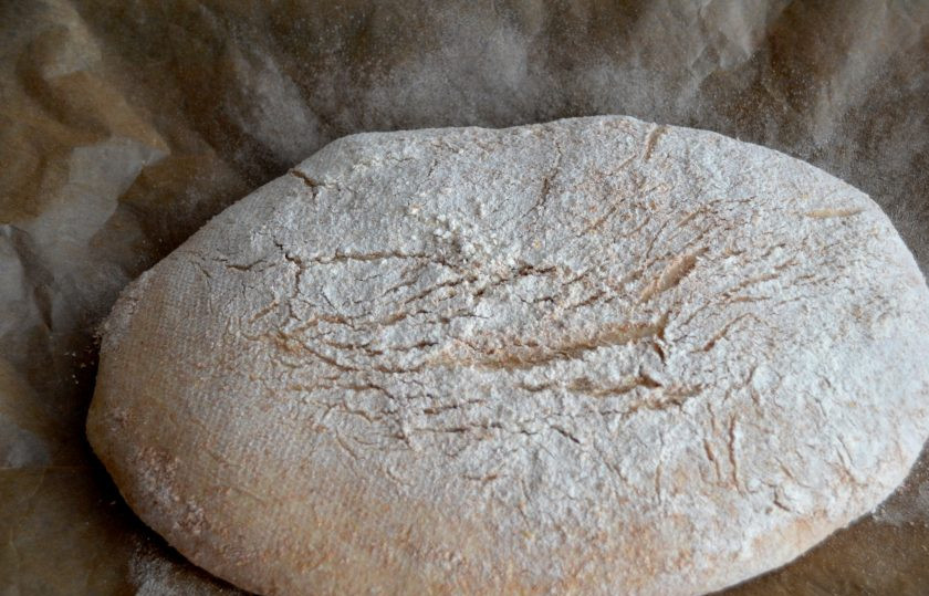 1. Этап. Хлеб Докторский: За 30-40 минут до окончания времени расстойки, включите духовку и нагрейте до 250 градусов. Аккуратно переложите хлеб на лист для выпечки 