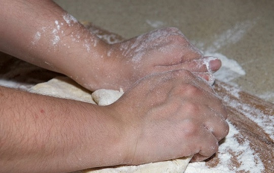 1. Этап. Чебуреки на водке: 5. Переложите его на присыпанную мукой поверхность и как следует вымешайте руками. Оставьте на время, накрыв полотенцем или пленкой.