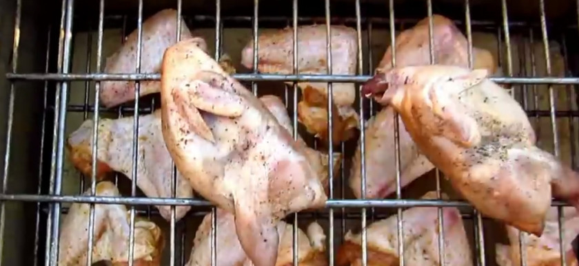 1. Этап. Копченые перепела: 3. Разжигаем огонь и ждем, пока он уменьшится, чтобы коптились птички на углях. Для самой же коптильни используем дубовые щепки. Выкладываем на решетку, закрываем крышкой и вливаем немного воды. Ставим на огонь.