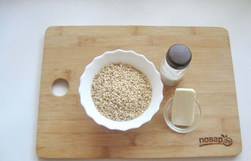 1. Этап. Ячневая каша на воде в мультиварке: Подготовьте ячневую крупу, сливочное масло и соль.