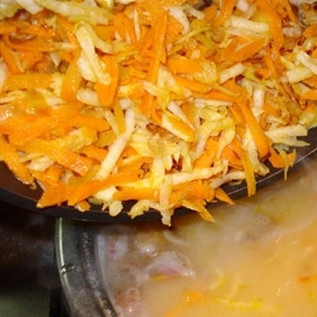 1. Этап. Гороховый суп с копчеными ребрами: После чего погрузить это дело в бульон.