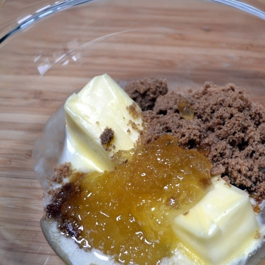 1. Этап. Ветчина, запеченная куском: В мисочке смешиваем слегка размягченное сливочное масло комнатной температуры, мед и коричневый сахар.