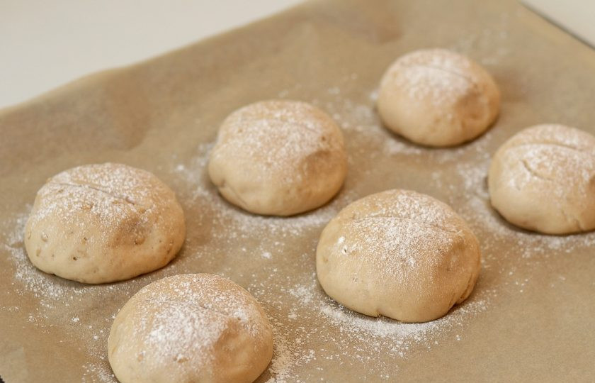 1. Этап. Гречневые булочки: Подошедшие булочки присыпьте мукой и сделайте надрез ножом. Выпекайте в разогретой до 180 градусов духовке 20-25 минут.