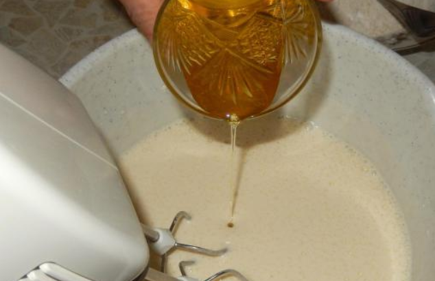 1. Этап. Торт для мужчины: Вливаем жидкий мед.