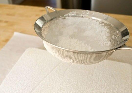 1. Этап. Пастила: Далее следует смешать крахмал и сахарную пудру. Посыпать массу с двух сторон. Поэтому НЕ ЗАБУДЬТЕ, прежде чем вываливать массу на противень, присыпать ее смесью из крахмала и сахарной пудры.