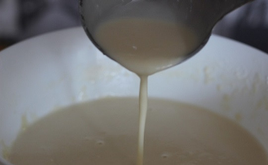 1. Этап. Блины на молочной сыворотке: 4. Вот таким жидким, без комочков оно должно получится, чтобы вышли идеальные блины. Добавьте в конце прямо в мисочку растительное масло и еще раз перемешайте.