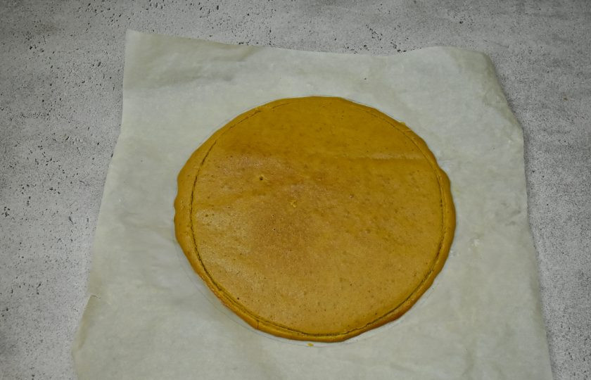 1. Этап. Торт Медок: Готовый круглый корж обрежьте по размеру разъемной формы. Обрезки коржа пойдут на оформление готового торта.