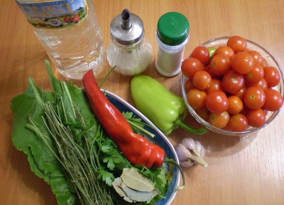 1. Этап. Закатка черри: Овощи и зелень тщательно вымыть. Банки с крышками простерилизовать.