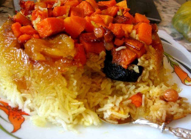 1. Этап. Плов с тыквой и сухофруктами: Очень скоро плов приготовится. Выключаем огонь его, кладем в блюдо несколько ложек жидкого меда. Если мед засахарился, разбавьте его водой и положите за 5 минут до готовности. Плов должен постоять еще минут 10-15. После чего можно приступать к трапезе! Сладкого вам обеда!