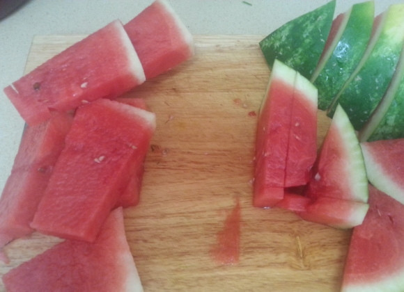 1. Этап. Маринованные арбузы в банках: Для начала в большую кастрюлю положите соль и сахар, залейте их уксусом. Пока они растворяются, займитесь арбузом. Хорошо его вымойте и нарежьте крупными кусочками, отрезая кожуру.