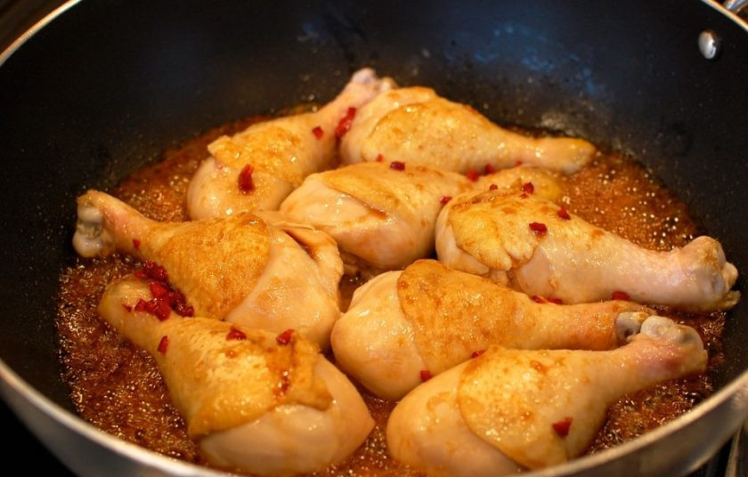 1. Этап. Куриные ножки в соусе Терияки: 4. Вылейте к мясу приготовленную смесь из перца и доведите до кипения.