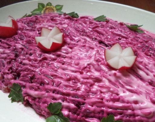 1. Этап. Салат со свеклой и свининой: 5. Прикройте огурцами. Нанесите майонезный рисунок. Последний слой свеклы закрасьте майонезом, украсьте салат на свое усмотрение. Блюдо готово, а ваша кулинарная копилка пополнилась еще одним рецептом, как приготовить салат со свеклой и свининой.