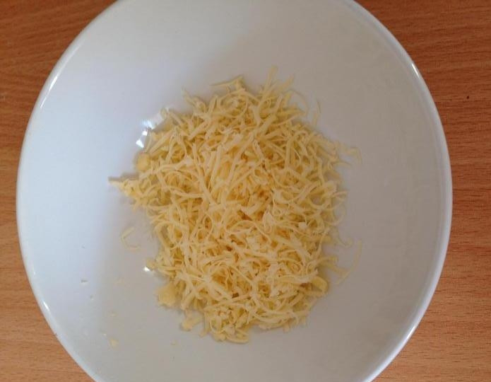 1. Этап. Картофельные зразы с фаршем в духовке: Сыр натрите на средней терке.