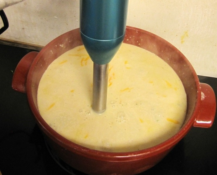1. Этап. Сырный суп для детей: 8. Погружным блендером измельчите содержимое кастрюли в пюре, чтобы консистенция была однородная и нельзя было рассмотреть овощи.