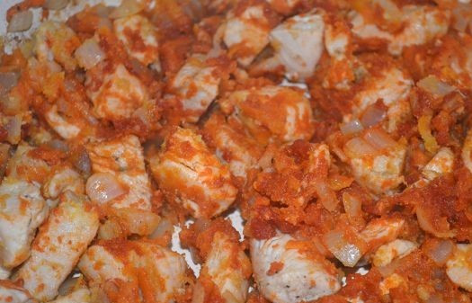 1. Этап. Гуляш из куриного филе: Солим, добавляем перец и хорошо перемешиваем.