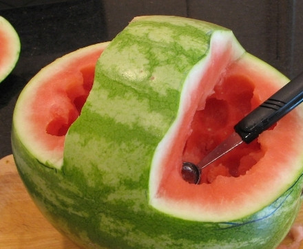 1. Этап. Фруктовая корзинка из арбуза: Аккуратно ложечкой выберите всю мякоть из арбуза. Мякоть можете использовать для любого другого десерта, например, коктейля из арбуза. Или же просто съесть.