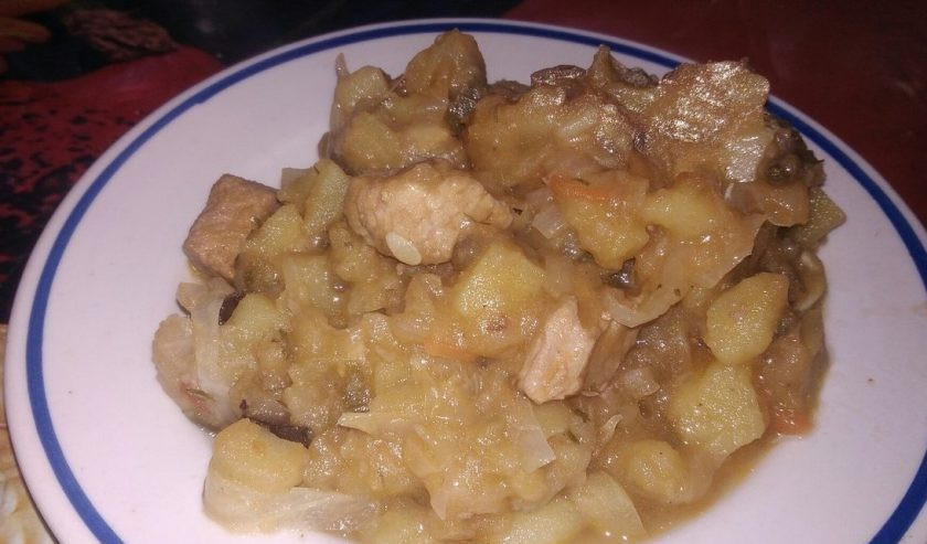 1. Этап. Жаркое с говядиной и овощами на растительном масле: 12. Подавайте жаркое в горячем виде как самостоятельное блюдо.