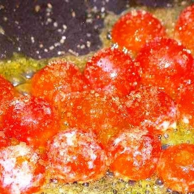 1. Этап. Стейк из красной рыбы: Помидорки черри разрезаем пополам и обжариваем в кипящем масле надрезом вниз. Обжариваем буквально 1 минуту, добавляем любимые специи, и изымаем из сковороды - это будет гарнир к стейку.