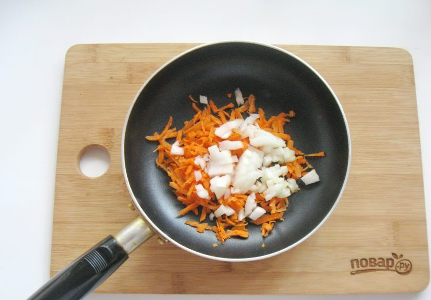 1. Этап. Пюре гороховое с копченостями: Морковь и лук очистите и помойте. Морковь натрите на терке, а лук мелко нарежьте. Выложите в сковороду.