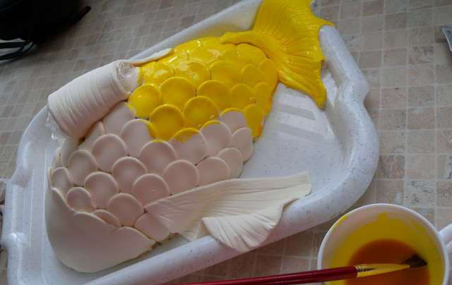 1. Этап. Торт Рыба: Разбавляем пищевой краситель в воде по инструкции и добавляем кондурин для блеска. Красим рыбку.