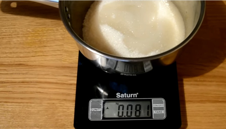 1. Этап. Белково-заварной крем для торта: 1. Отмеряем необходимое количество сахара в чистый сотейник, вливаем обычную холодную воду, отставляем сотейник в сторону.