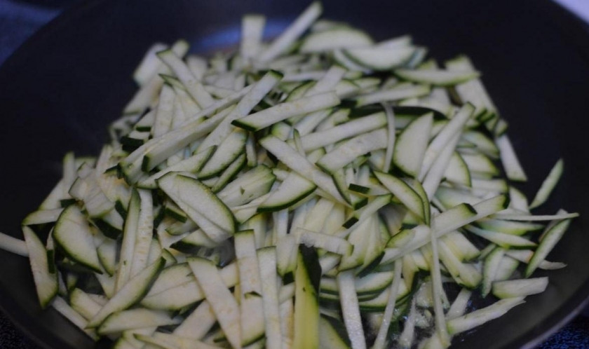 1. Этап. Дачный салат: Кабачок обжариваем в небольшом количестве масла до мягкости.