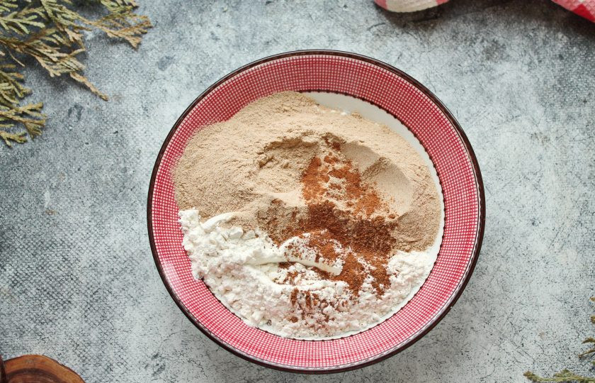 1. Этап. Морковно-гречневый кекс: В миску выложите пшеничную и гречневую муку, добавьте разрыхлитель, специи и перемешайте.