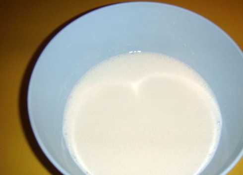 1. Этап. Сырные лепешки с начинкой: 1. Смешиваем кефир с содой, даем им немного постоять. Лучше, если кефир будет комнатной температуры или слегка теплый. Добавляем соль и сахар.