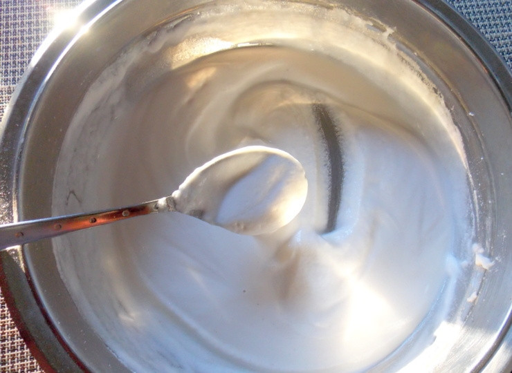 1. Этап. Грузинский пирог Бринджула: Смешайте муку, воду, растительное масло и соль.