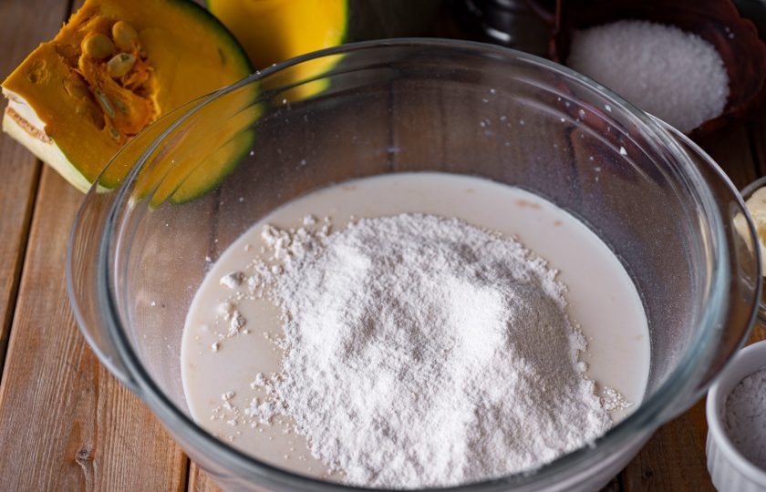 1. Этап. Осенние булочки: Просейте 100 грамм муки.