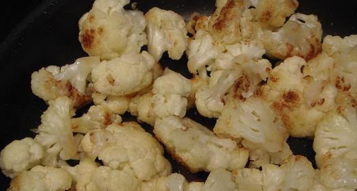 1. Этап. Форель, запеченная в рукаве: Разберите цветную капусту на соцветия, хорошенько промойте их и обсушите. Налейте в сковороду растительное масло и обжарьте на нем капусту до золотистого цвета. Это будет ваш гарнир.