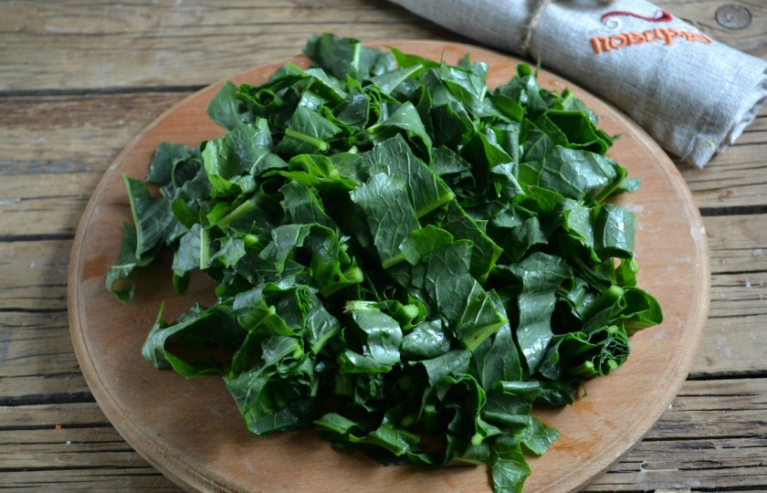 1. Этап. Варенье из щавеля: Щавель порежьте на полоски шириной примерно 1 см.