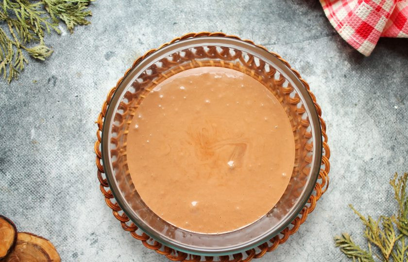 1. Этап. Быстрый шоколадный маршмеллоу: Взбейте шоколадную массу миксером до светлой, пышной массы. Она должна увеличиться в 2-2,5 раза.