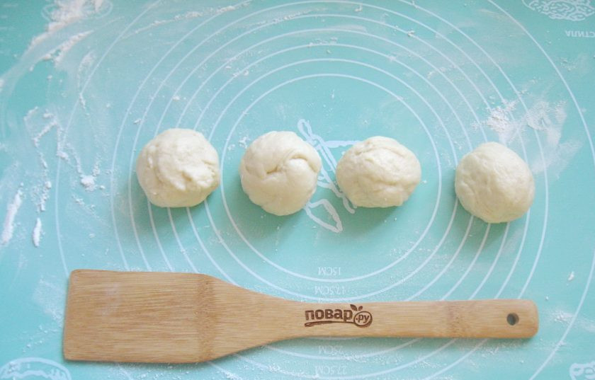 1. Этап. Плетеная булка: Тесто разделите на две части. Одну часть разделите на четыре равные части.