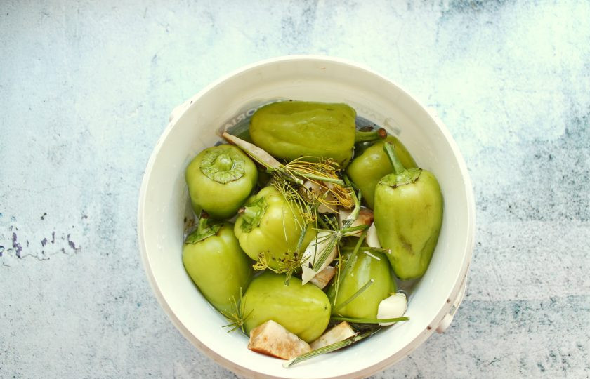 1. Этап. Таркинский перец: В холодной, не кипяченой воде разведите соль и залейте перец. Рассол должен быть выше перца.