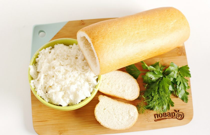 1. Этап. Батон фаршированный консервой и яйцом: У батона обрежьте горбушки. Теперь с помощью ножа, рук или ложки выковыриваем аккуратно мякиш из батона так, чтобы получилась труба. Главное не прорвать стенки. Мякиш нам понадобится.