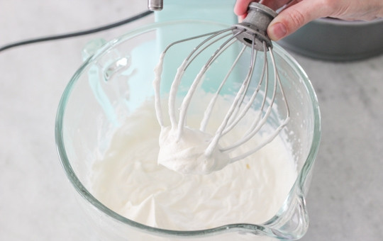 1. Этап. Торт Панчо домашний: 6. Теперь можно заняться кремом. Взбейте до пышности сливки.