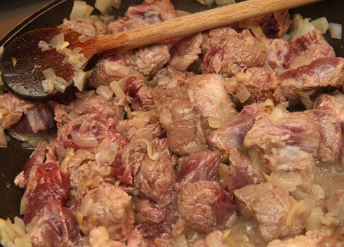 1. Этап. Говядина с овощами: Перемешивая, обжариваем, пока мясо не посветлеет.