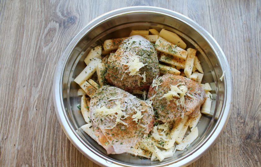 1. Этап. Репа с курицей в духовке: Чеснок натрите на мелкой терке, добавьте в миску с репой и курицей, поперчите.