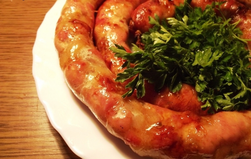 1. Этап. Домашняя колбаса из индейки в кишке: Подавать с хреном, горчицей и зеленью.