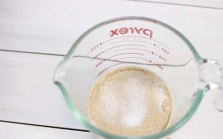 1. Этап. Булочки с начинкой: 1. Соедините сахар с дрожжами.