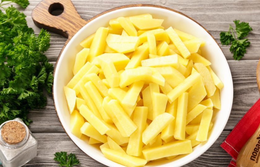 1. Этап. Похлёбка старорусская: Картофель можно нарезать произвольно, но не слишком мелко, у меня брусочки.