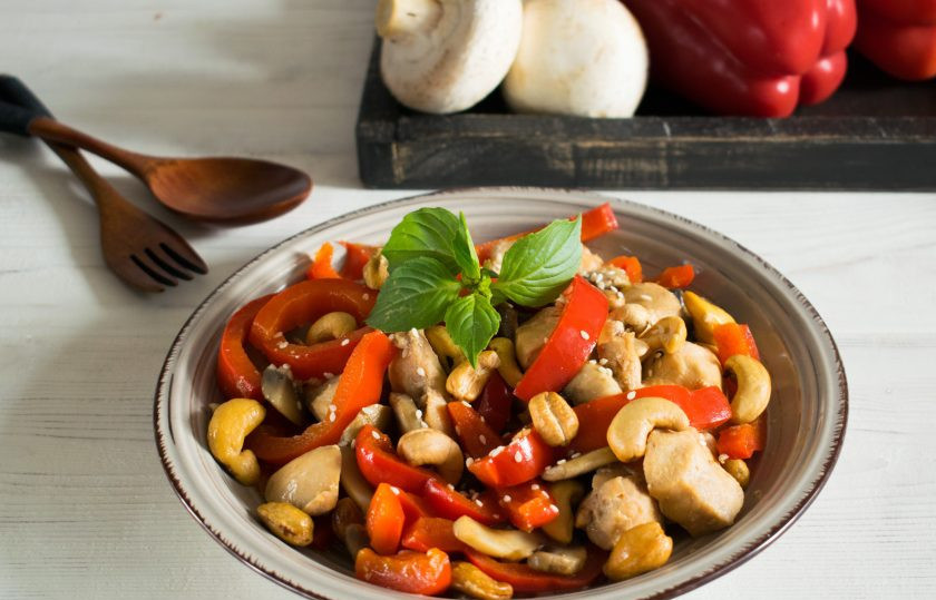 1. Этап. Курица с кешью и грибами: Приятного аппетита!