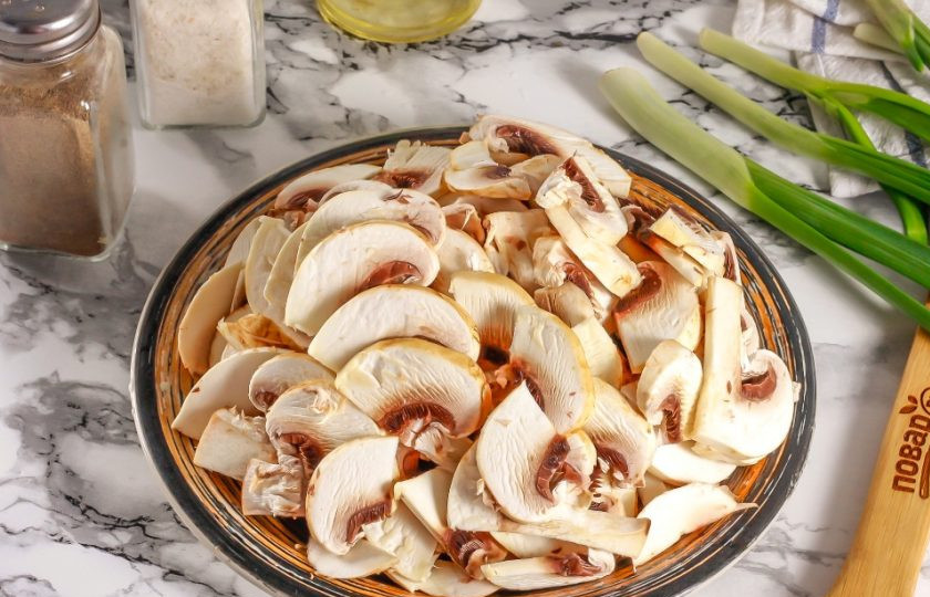 1. Этап. Грибная начинка для блинов: Промойте грибы, удаляя пыль и грязь, срежьте подпорченные места, если такие присутствуют. Разрежьте пополам и нарежьте слайсами или средними кубиками. Сильно не мельчите, чтобы у вас не получилась однородная масса после обжаривания.