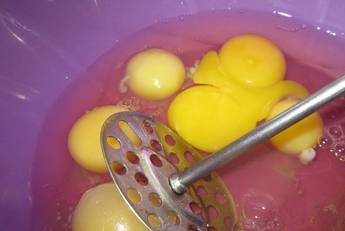 1. Этап. Баурсаки татарские: Возьмите миску и вбейте в нее восемь сырых куриных яиц. Добавьте к ним гашенную любой кислотой соду. При помощи толкушки взбивайте яйца до тех пор, пока они не превратятся в однородную массу.