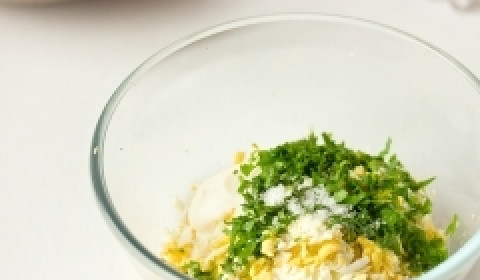 1. Этап. Котлеты из гречки с фаршем: Теперь приступаем к приготовлению яично начинки для котлет. Для этого отваренные нужно почистить и натереть на крупной терке, можно мелко порубить ножом. Добавляем к яйцам зелень измельченную, немного соли, совсем чуть-чуть, сметану. Все хорошенько перемешиваем, начинка для котлет готова!