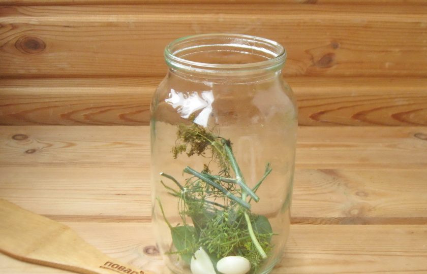 1. Этап. Кабачки со сливами на зиму: Добавьте зубчики чеснока.