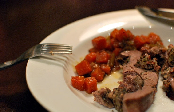 1. Этап. Телячье сердце: 7. Готовые сердечки достаньте из духовки и оставьте для остывания на 30 минут, затем снимите бекон и разрежьте сердца пластинками. Подавайте блюдо с гарниром из тушеных овощей. Приятного аппетита!